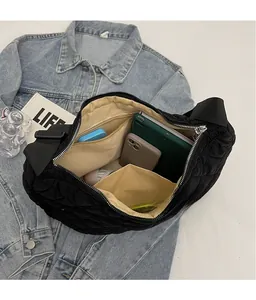 Vue détaillée de la doublure spacieuse et des poches organisées du sac fourre-tout noir matelassé