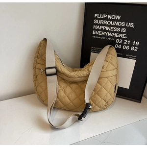 Détail du sac demi-lune matelassé kaki avec surpiqûres en losange et bandoulière large