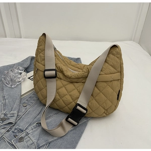 Détail du sac croissant matelassé kaki avec bandoulière réglable et zip métallique
