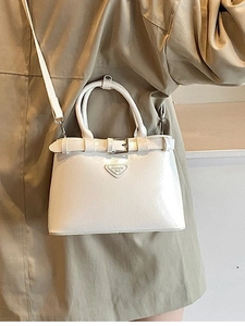 Sac bandoulière blanc en cuir verni brillant avec logo en métal et bandoulière réglable