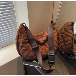 Détail du sac hobo matelassé marron foncé avec motif losanges et boucle réglable