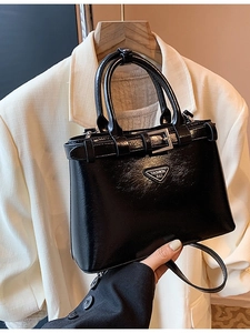 Grand sac à main noir brillant en cuir verni avec détails argentés et bandoulière