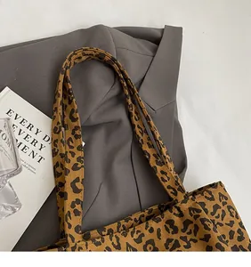 Détail d'un sac cabas imprimé léopard avec de longues bandoulières et un intérieur spacieux