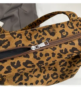 Vue détaillée de la fermeture éclair en métal argenté du sac à motif léopard