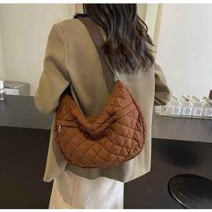 Sac hobo matelassé marron caramel avec poche zippée et large bandoulière en nylon robuste