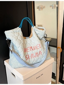 Sac fourre-tout matelassé bleu clair avec broderie rose et bandoulière réglable