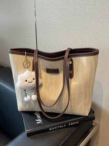 Sac cabas crème avec texture ondulée et anses en cuir marron pour le quotidien