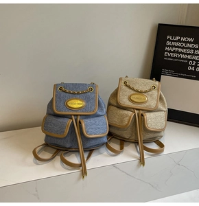 Détails de mini sacs à dos en toile avec garniture en cuir et chaîne dorée sur poches