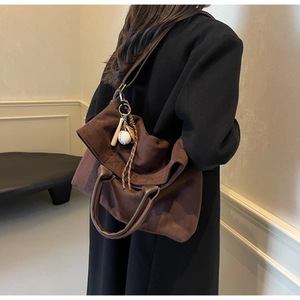 Grande borsa tote marrone con ciondoli da baseball e trama scamosciata morbida