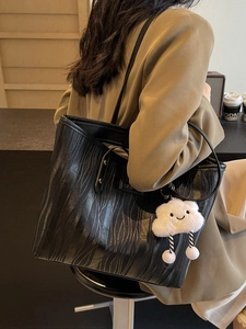 Grand sac cabas noir à texture ondulée avec un charmant pendentif en nuage
