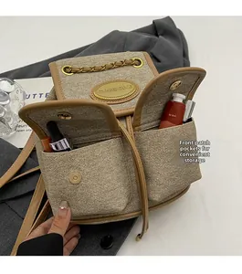 Détail des poches avant sur sac à dos beige contenant du rouge à lèvres et cosmétiques