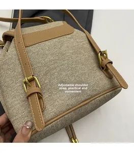 Détails des bretelles réglables en cuir marron avec boucles dorées sur un sac à dos