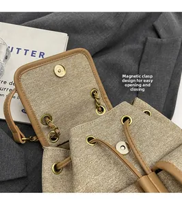 Détail de la fermeture magnétique et du cordon sur ce sac seau contrasté