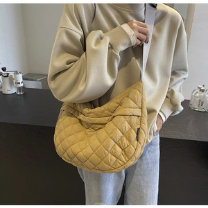 Détail du sac croissant matelassé jaune moutarde avec bandoulière réglable
