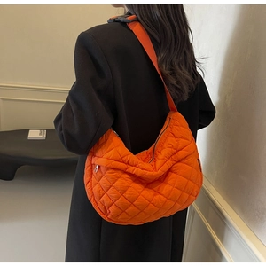 Sac bandoulière matelassé orange avec texture rembourrée légère et sangle ajustable