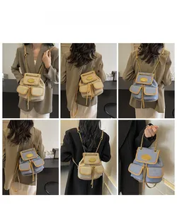Vue détaillée du mini sac à dos élégant en toile et denim avec bordures en cuir et chaînes