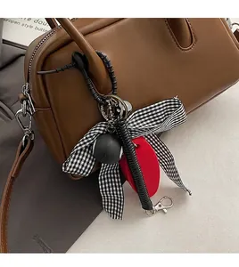 Detalle de lazo de cuadros y cordón en espiral en un bolso bowling vintage