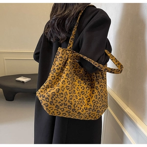 Sac fourre-tout tendance en toile à imprimé léopard porté pour un style décontracté