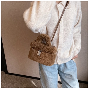 Bruine pluizige mini emmer tas van imitatiebont met dubbele rits gedragen als crossbody