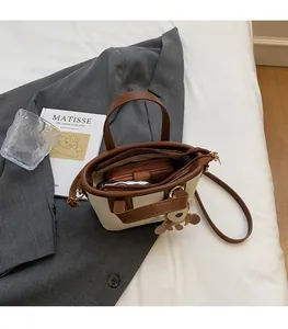 Innenansicht der zweifarbigen Beuteltasche mit Platz für Geldbörse und Gadgets