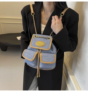 Vue détaillée du mini sac à dos en denim avec bordures en similicuir et bretelles chaîne