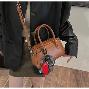 Bolso bandolera de cuero marrón con lazo de damero y logotipo de la marca