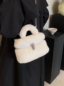 Chique witte pluizige pluche emmertas voor dames met crossbodyband en handvat