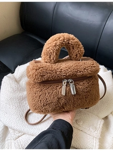 Bruine pluizige teddy fleece emmer tas met handvat en leren crossbody schouderriem