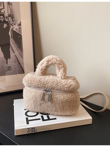 Pluizige beige teddy pluche emmer tas met handvat en smalle leren schouderriem