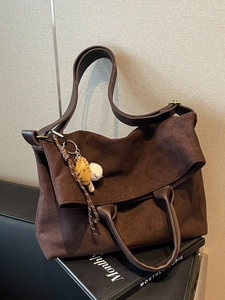 Borsa tote vintage in pelle scamosciata testa di moro capiente con ciondolo sport