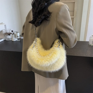 Gros plan du sac en fausse fourrure jaune avec détails de perles et chaîne argentée