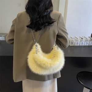 Détail du sac bandoulière en fausse fourrure avec chaîne argentée et perles blanches