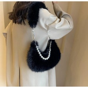 Sac à bandoulière en fausse fourrure noire avec chaîne argentée et perles blanches