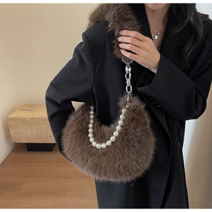 Détail d'un sac en fausse fourrure marron avec perles et chaînes argentées