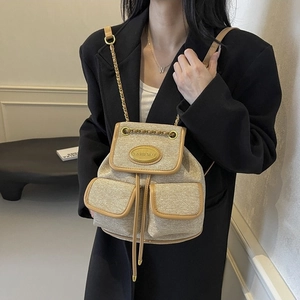 Sac à dos en toile beige à la mode avec chaîne dorée et deux poches avant