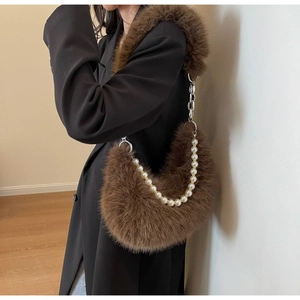 Sac demi-lune en fausse fourrure marron avec chaîne perlée et bandoulière en peluche