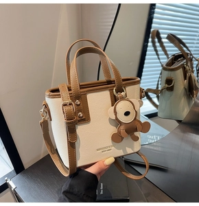 Detailansicht der Kontrastfarben und Beschläge dieser Tasche mit süßem Anhänger