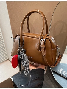 Bolso Boston vintage marrón para mujer en cuero con elegantes colgantes de moda