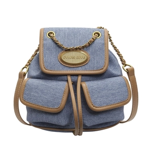 Mini sac à dos en jean avec bordures en cuir marron et bretelles en chaîne dorée, vue 45°