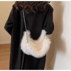 Détail du sac à bandoulière en peluche blanche avec perles et chaîne argentée
