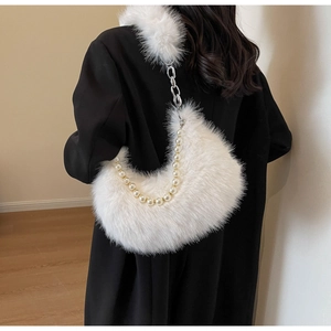 Détail du sac à bandoulière blanc en fausse fourrure avec perles et chaîne argentée