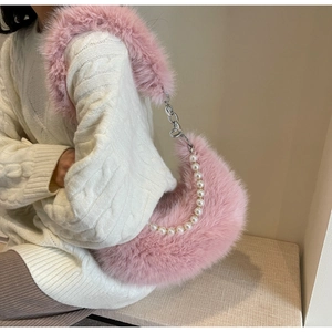 Détail du sac croissant en peluche rose avec chaîne en perles et bandoulière douce