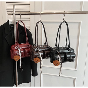 Trois sacs bowling rétro en cuir PU rouge, marron et noir avec pendentifs oursons