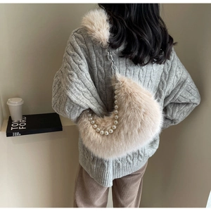 Détail du sac croissant en peluche avec grande chaîne de perles et finitions argentées