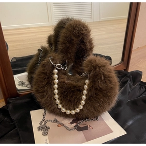 Détail du sac hobo en peluche marron avec chaînes élégantes en perles et métal argenté