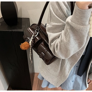 Sac bandoulière en cuir verni marron foncé avec poches, ours en peluche et foulard