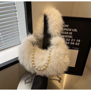 Détail du sac en fausse fourrure blanche avec poignée en perles et chaîne argent