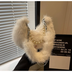 Détail du sac croissant en fausse fourrure blanche avec bandoulière perle et chaîne