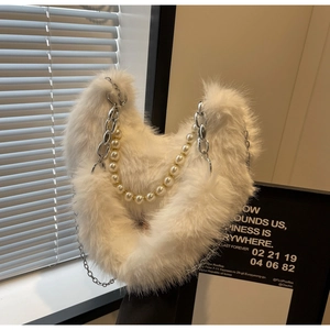 Détail du sac à main en fausse fourrure blanche avec bandoulière élégante en perles et argent