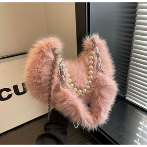 Détail du sac en fausse fourrure rose avec chaîne en argent et sangle en perles